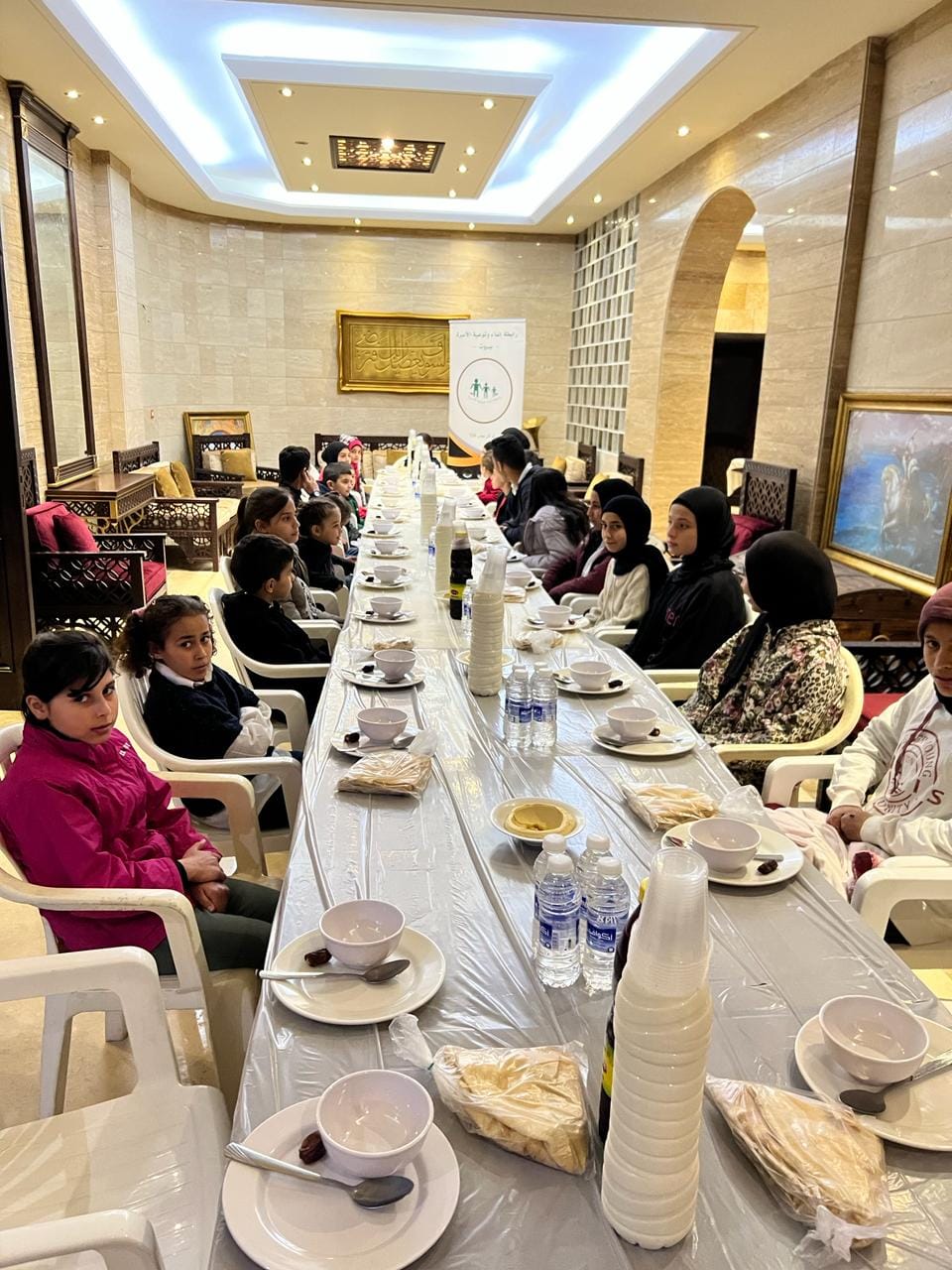 عشرات الأطفال الايتام وامعوزين بضيافة السيدة ثريا خانم قردوحي عريمط على افطار في سهل عكار ..