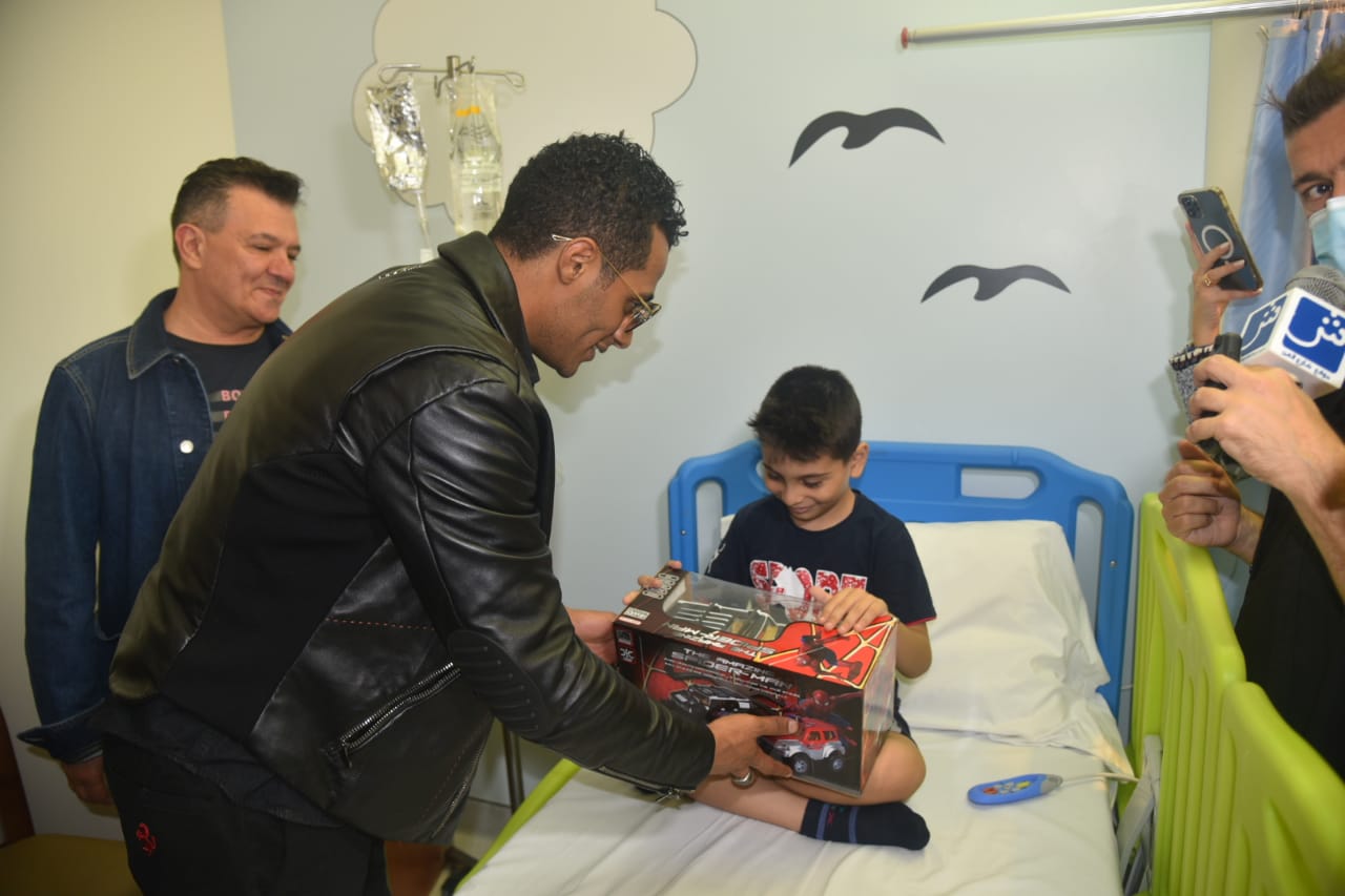 محمد رمضان في زيارة خاصة لمركز سرطان الاطفال في مستشفى الروم