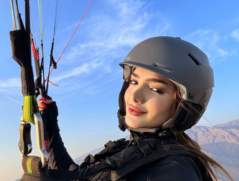 أول سورية تطير من جبل ينس ثاني أعلى قمة في الإمارات