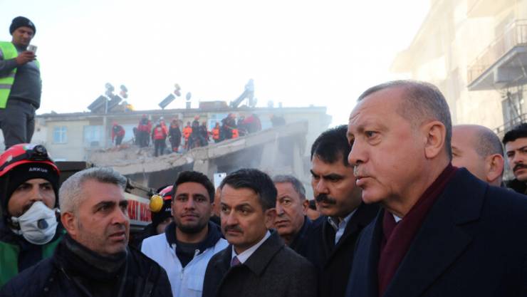 أردوغان يعد ببناء منزل لكل من تضرر من الزلزال