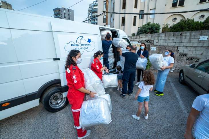 جمعية أكيد فينا سوا وزعت وسادات وألحفة على متضرري انفجار المرفأ صنعتها سيدات من طرابلس