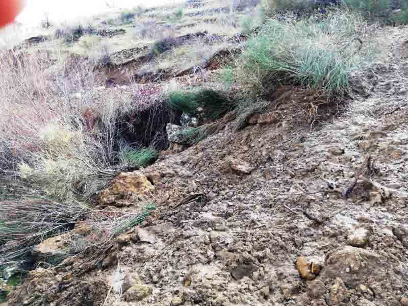 انهيار صخري في بشري جرف حقولا زراعية والحق اضرارا في مبنى لجنة جبران