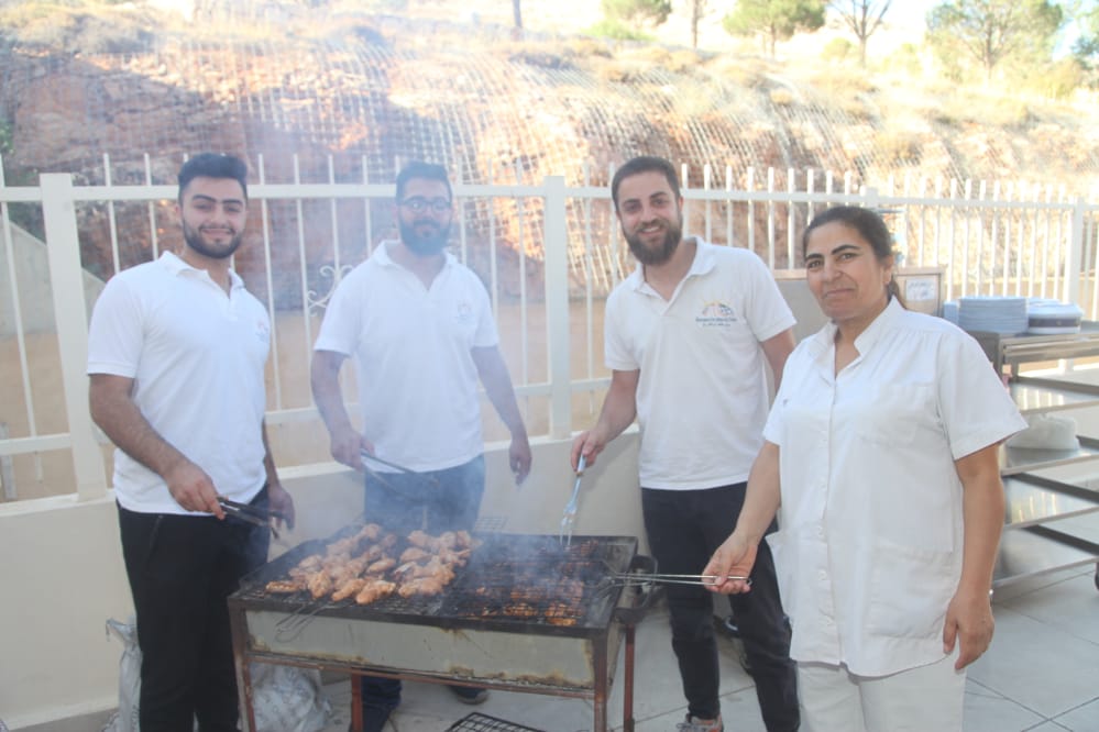 حركة شباب الشرق تحتفل مع المسنين في مركز راهبات الصليب شليفا بحضور صاحب السيادة المطران يوحنا رحمة.