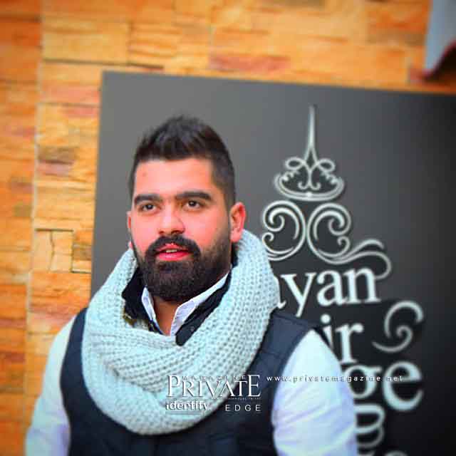 لطالما كان اللبنانيون بالاغتراب هم السند الحقيقي للبنان، لذا لم يقف مصفف الشعر وصاحب "Rayan Hair Lounge" ريان الخباز مكتوف اليدين شأنه شأن باقي اللبنانيين في المهجر. فقد ساعد وساند العديد من الجمعيات مثل "الصليب الأحمر" و"Lebanon of Tomorrow" لمدّ يدّ العون لمتضرري انفجار المرفأ الذي تسبب بتشريد مئات العائلات اللبنانية. واختار ريان جمعية "Lebanon of Tomorrow" بهدف ترميم زجاج البيوت التي تهدمت جراء انفجار 4 آب/ اغسطس المنصرم، وذلك استباقاً لهطول الأمطار في ظل أسوأ أزمة اقتصادية يعيشها في تاريخه. ويتمنى ريان 