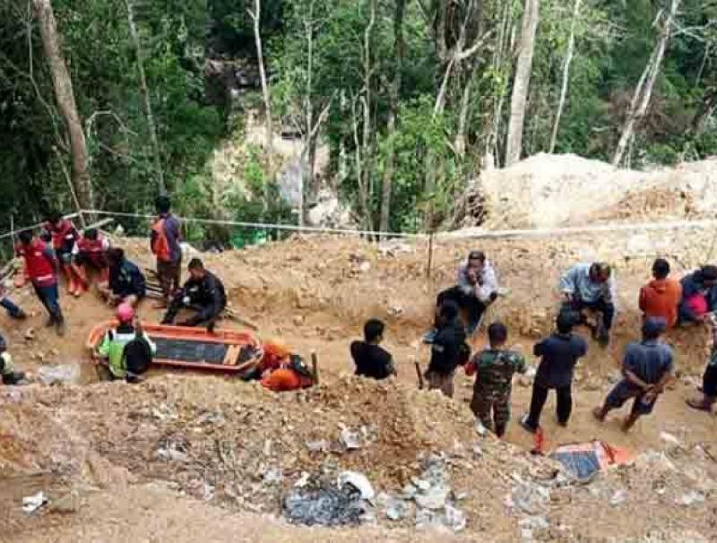 مقتل 6 عمال إثر انهيار منجم في اندونيسيا والبحث مستمر عن مفقودين